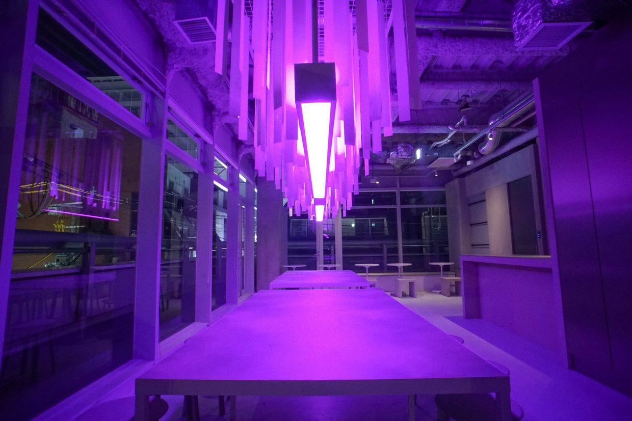 夜のカフェ、オーロラのような光